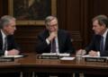 Representantes de JPMorgan, Morgan Stanley y Goldman Sachs reunidos en una mesa de juntas.