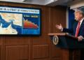 Donald Trump habla en un podio frente a una pantalla con mapas y gráficos de petróleo.