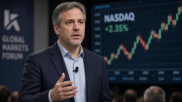 Ponente gesticula en el Global Markets Forum frente a una pantalla con datos del Nasdaq.