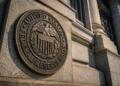 Primer plano del sello de la Fed en la fachada de su sede central.