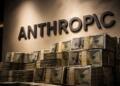 Anthropic junto a grandes pilas de billetes por sus ingresos.