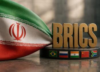 Bandera de Irán junto al logotipo dorado de la alianza BRICS