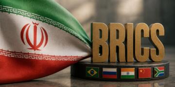 Bandera de Irán junto al logotipo dorado de la alianza BRICS