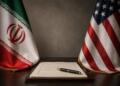 Banderas de Irán y Estados Unidos junto a un tratado sin firmar.