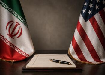 Banderas de Irán y Estados Unidos junto a un tratado sin firmar.