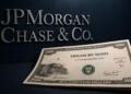 JPMorgan y un bono del Tesoro de EE.UU. en una composición financiera.