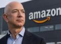 Jeff Bezos frente al logotipo de Amazon en sede corporativa.