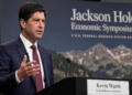Kevin Warsh, gobernador de la Reserva Federal, habla en el simposio de Jackson Hole.