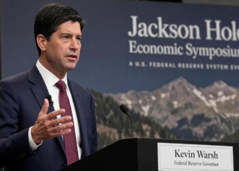 Kevin Warsh, gobernador de la Reserva Federal, habla en el simposio de Jackson Hole.