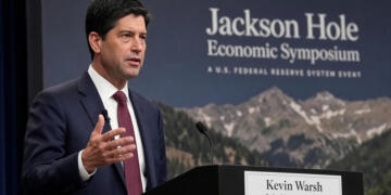Kevin Warsh, gobernador de la Reserva Federal, habla en el simposio de Jackson Hole.