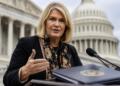 Cynthia Lummis frente al Capitolio en un acto oficial