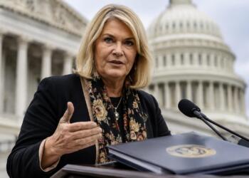 Cynthia Lummis frente al Capitolio en un acto oficial