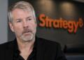Michael Saylor con el logotipo de Strategy al fondo.