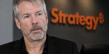 Michael Saylor con el logotipo de Strategy al fondo.