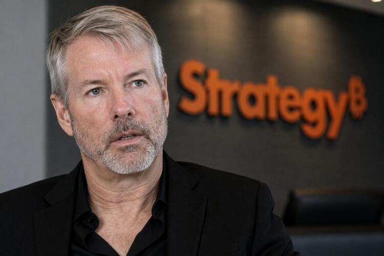 Michael Saylor con el logotipo de Strategy al fondo.