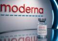 Vacuna contra el cáncer junto al logotipo de Moderna y Merck.