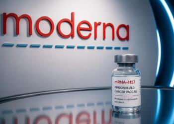 Vacuna contra el cáncer junto al logotipo de Moderna y Merck.