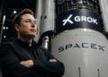 Elon Musk frente a un cohete de SpaceX con el logotipo de Grok.