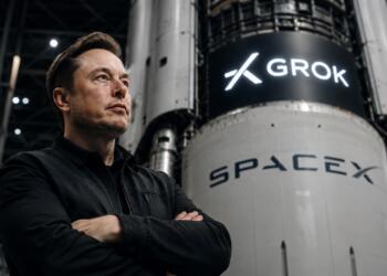 Elon Musk frente a un cohete de SpaceX con el logotipo de Grok.