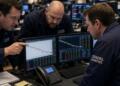 Cuatro operadores de Citadel Securities revisan gráficos de mercado en varias pantallas.