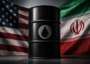 Barril de petróleo frente a las banderas de Estados Unidos e Irán.