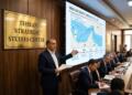 Hombre habla en una sala del Tehran Strategic Studies Center frente a pantalla y mapa.