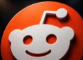 Ícono de Reddit en primer plano con acabado tridimensional realista.