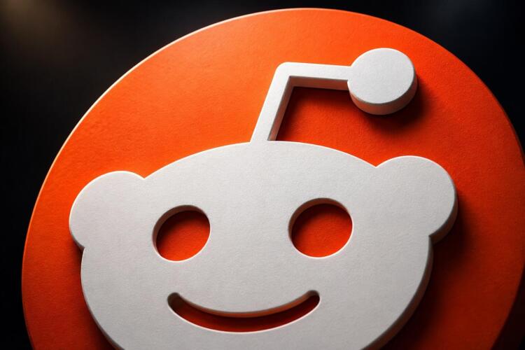 Ícono de Reddit en primer plano con acabado tridimensional realista.