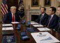 Donald Trump y asesores participan en una reunión con documentos e informes sobre criptomonedas.