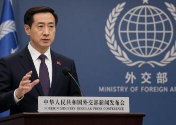 Portavoz del Ministerio de Asuntos Exteriores de China habla en una rueda de prensa.