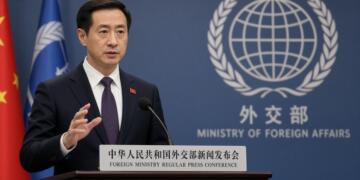Portavoz del Ministerio de Asuntos Exteriores de China habla en una rueda de prensa.