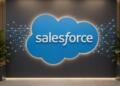 Logo de Salesforce en un entorno tecnológico corporativo moderno.