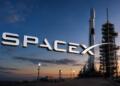 Logotipo de SpaceX frente a una plataforma de lanzamiento.