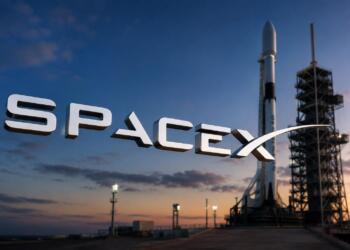 Logotipo de SpaceX frente a una plataforma de lanzamiento.