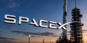 Logotipo de SpaceX frente a una plataforma de lanzamiento.