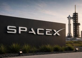 Logo de SpaceX junto a una plataforma de lanzamiento espacial.