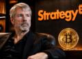 Michael Saylor junto al logo de Strategy y un símbolo de Bitcoin.