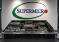 Servidor de Super Micro frente al logotipo de la compañía.