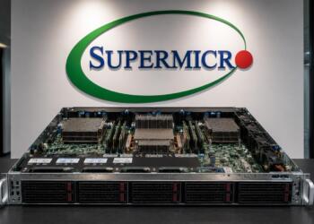 Servidor de Super Micro frente al logotipo de la compañía.