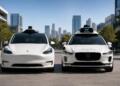 Dos robotaxis de Tesla y Waymo frente a un moderno entorno urbano.