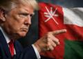 Donald Trump señala hacia la bandera de Omán en tono de amenaza.