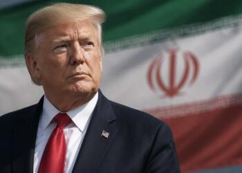 Trump con una discreta referencia a Irán en el fondo