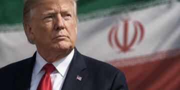 Trump con una discreta referencia a Irán en el fondo