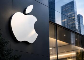 Logotipo de Apple en una fachada corporativa moderna de cristal.