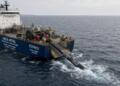 Un barco cablero despliega el cable submarino transatlantic "Meta Petal" en el mar.