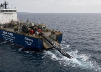 Un barco cablero despliega el cable submarino transatlantic "Meta Petal" en el mar.