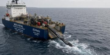 Un barco cablero despliega el cable submarino transatlantic "Meta Petal" en el mar.