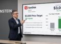 Un analista de Bernstein señala una pantalla con datos y proyecciones de SanDisk.