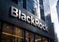 Edificio de BlackRock con su logotipo en una fachada corporativa.
