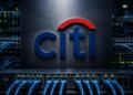 Logo de Citi rodeado por equipos y cables de infraestructura de red.